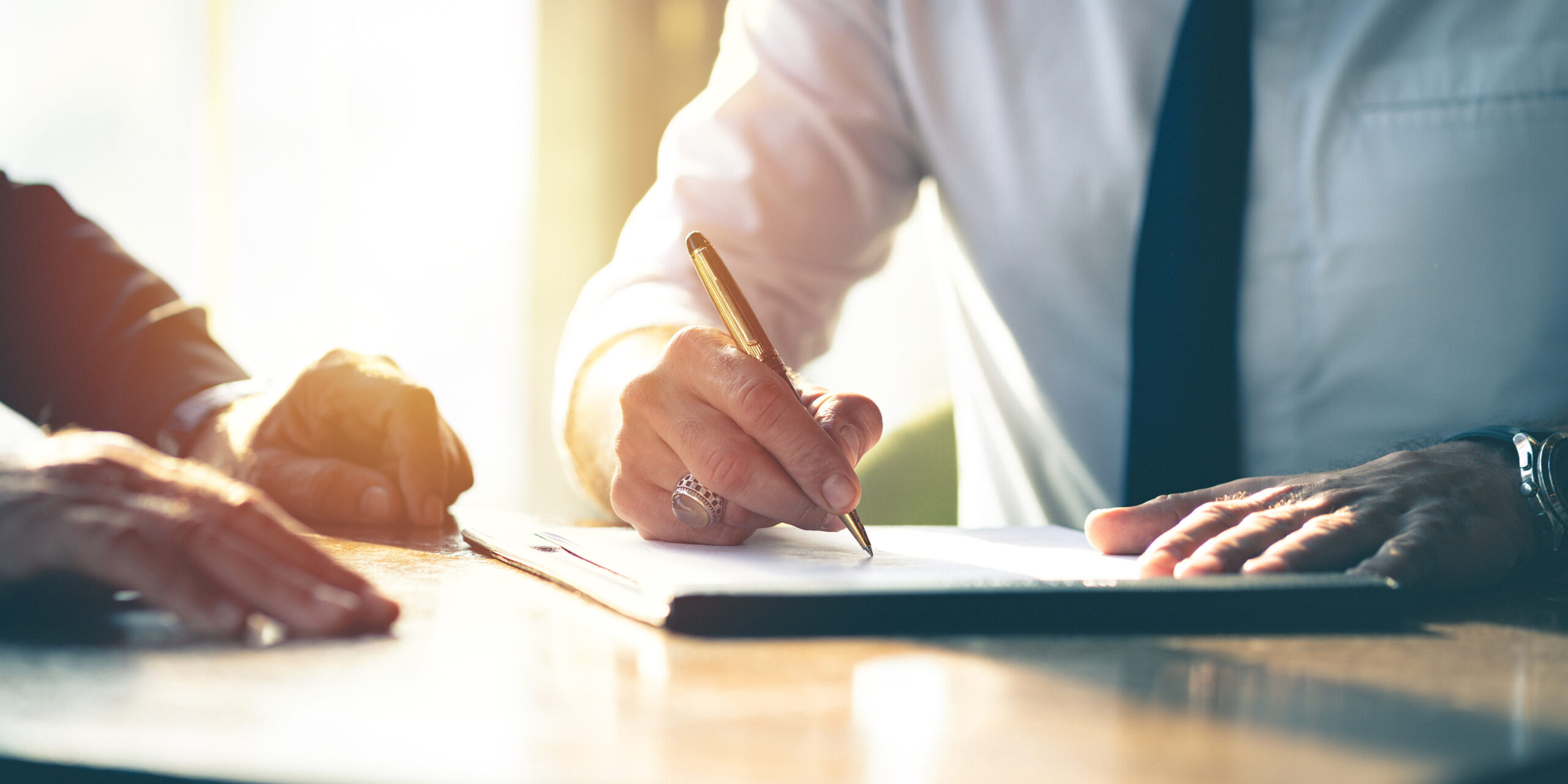 Closeup Businessman signing a contract investment professional d