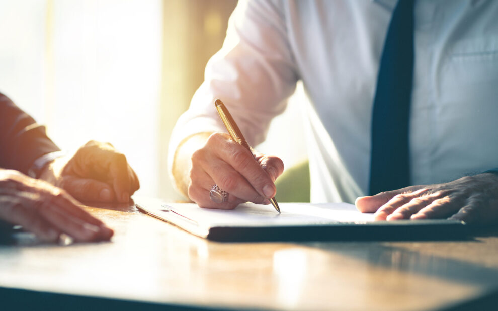 Closeup Businessman signing a contract investment professional d